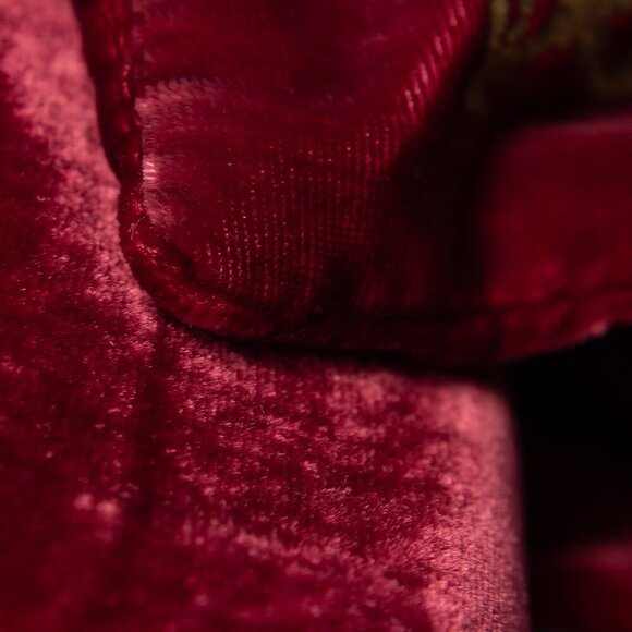 The Met "Royal Crest" Velvet Scarf Exclusively For The Met Gallery Museum - Picture 6 of 7